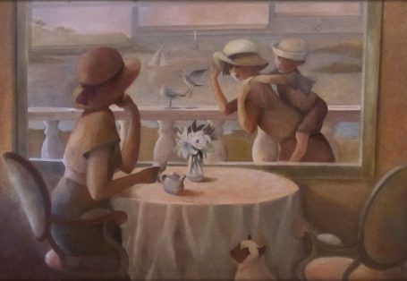 Deux femmes en chapeaux regardent l'extérieur depuis une terrasse, un chien à leurs pieds.